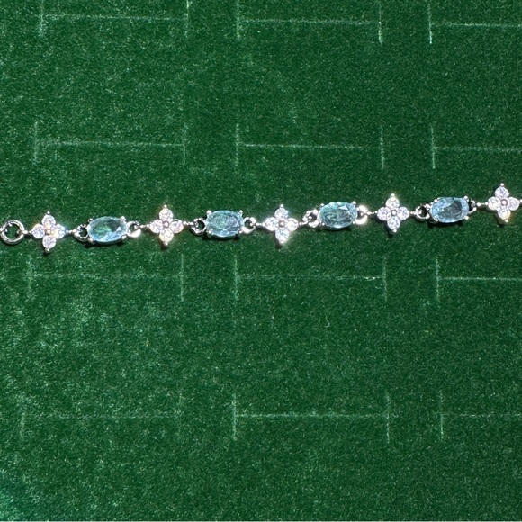 Elegant Silver and Blue Gemstone Bracelet - Picture 5 of 6